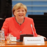 Меркел призова: Стойте си у дома!