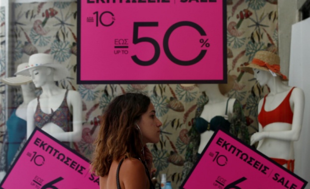 В Гърция върнаха задължително носене на предпазни маски в търговските