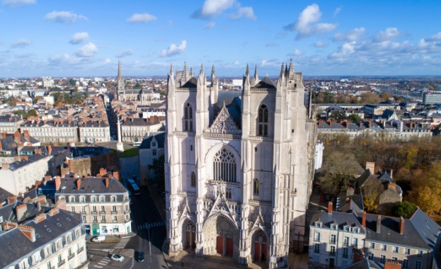 Разследват умишлен палеж на катедралата в Нант