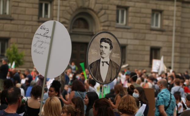 В деветия ден от антиправителствения протест в София хиляди недоволни