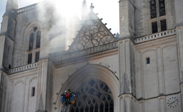 Пожар в катедралата в западния френски град Нант съобщи Франс
