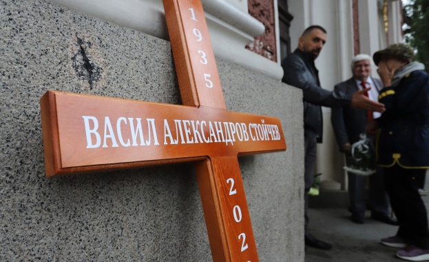 Близки колеги и приятели си взеха последно сбогом с актьора