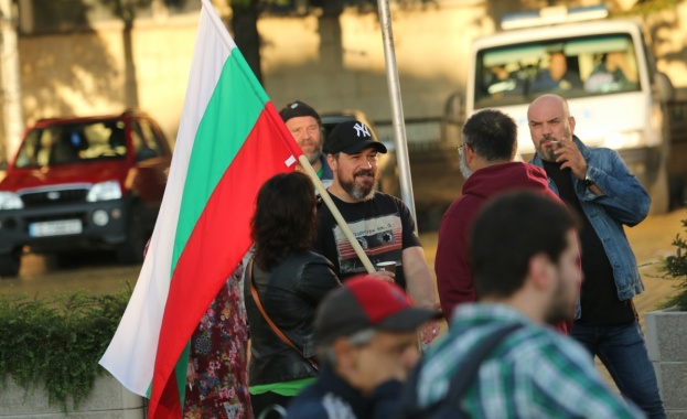 Стотици вече са на площада пред Народното събрание за да