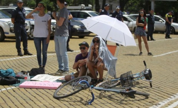 Протестът пред парламента се превърна в седящ Днес е 12 ят
