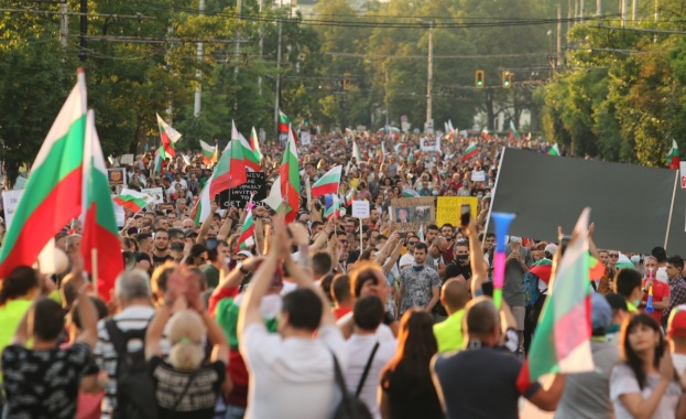 България е обхваната от най тежките си политически сътресения от 2013