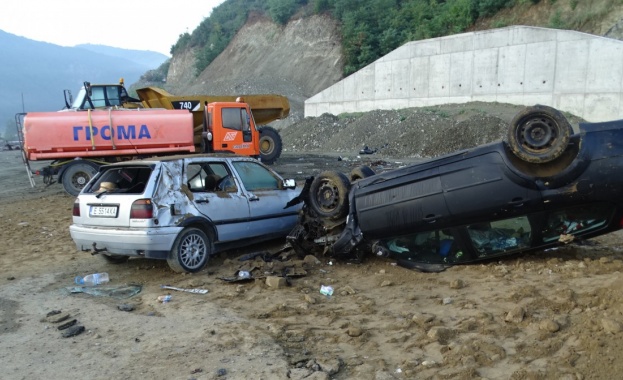 Румънци пропуснаха края на магистрала Струма край Благоевград трима пострадаха