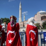 Покриват с пердета иконите в „Света София“