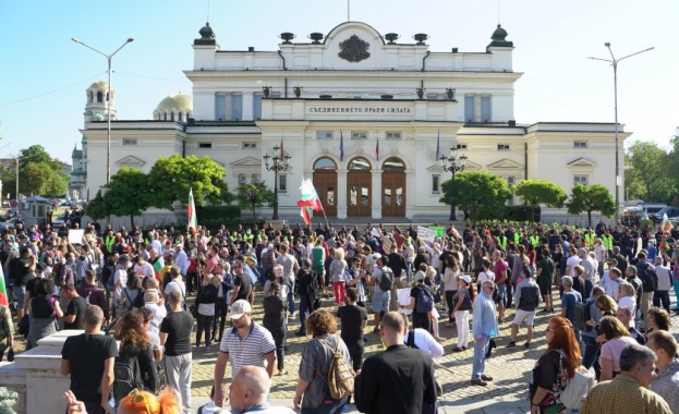 Протест пред парламента с искане за оставка на правителството