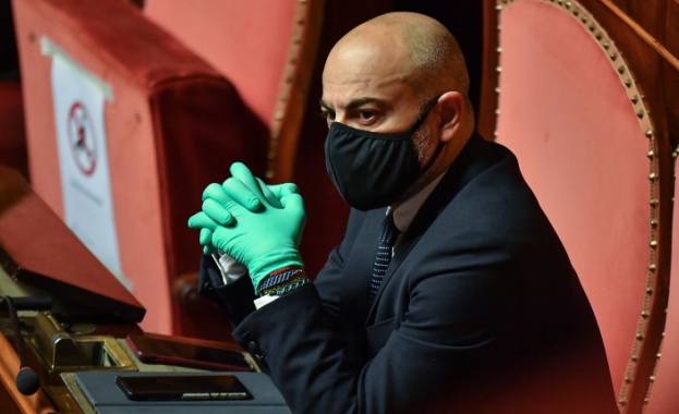 Джанлуиджи Параджоне популярен италиански сенатор обяви че основава