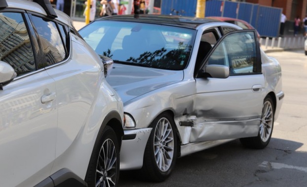 Катастрофа с участието на трамвай и три леки автомобила стана