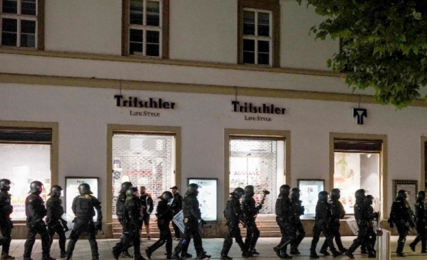 Преди месец в Щутгарт сега във Франкфурт отново младежи