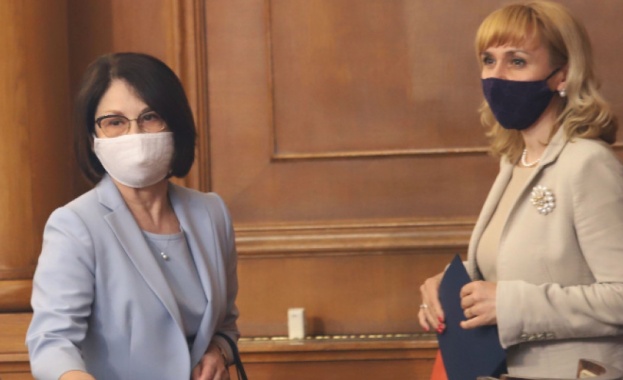 Парламентът избра Елена Чернева за заместник омбудсман Тя е с над