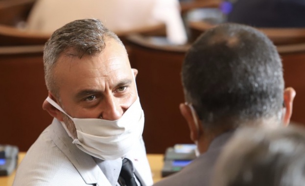 Музикантът Калин Вельов който наскоро стана депутат от ГЕРБ ще