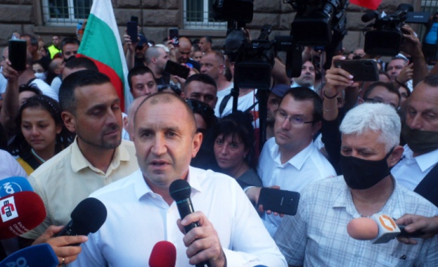 Президентът излезе пред протестиращите и призова към рестартиране на системата