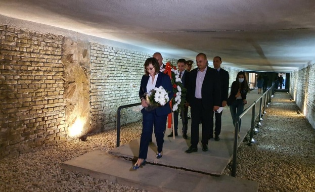Предсeдателят на БСП Корнелия Нинова беше на поклонението по случай