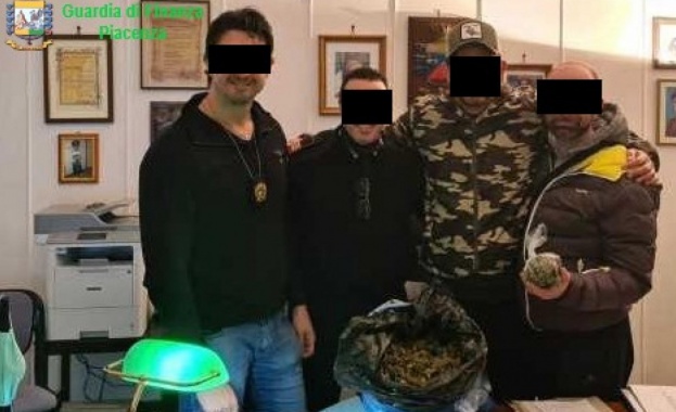 Седем карабинери са арестувани в Италия по обвинения включващи търговия