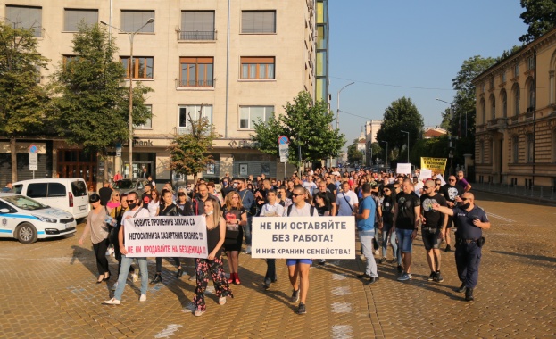 Докато течеше гласуването пред парламента се провеждаше протест на работещите