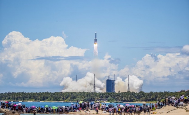 Китайската ракета носител CZ 5 Чанчжън 5 с първия китайски апарат за изследване