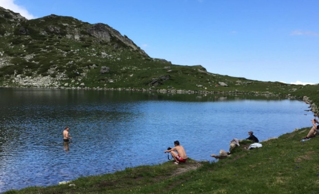 Издирват се сърбите къпали се на езерото Бъбрека в Рила