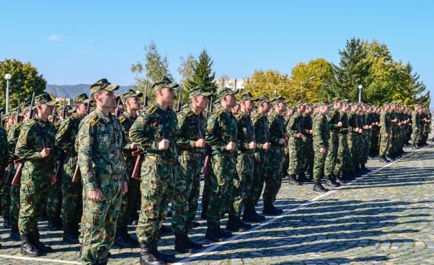 Президентът Румен Радев и министърът на отбраната Красимир Каракачанов ще