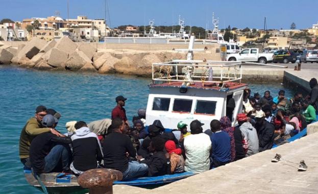 Лампедуза, най-южната точка на Италия, е залята с мигранти от