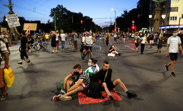 Стабилно е състоянието на полицая който вчера беше ударен в