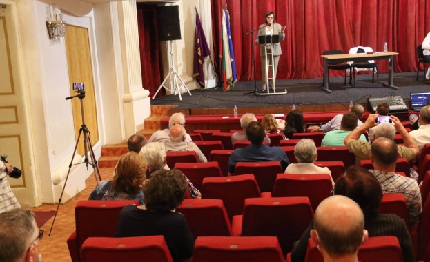 Водим разговори с над 30 партии и сдружения в левия