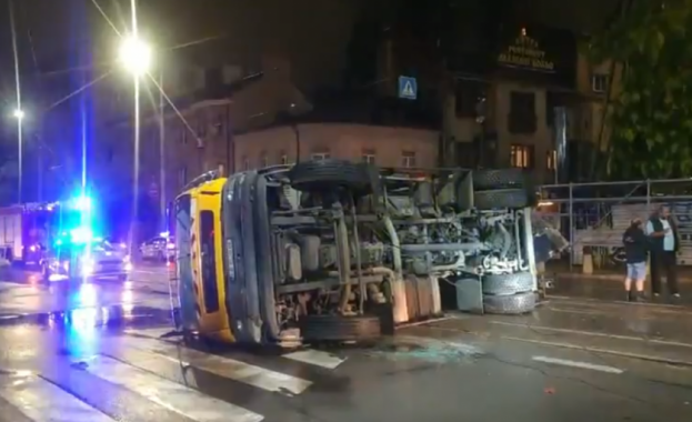 Камион за сметосъбиране се обърна тази вечер в центъра на