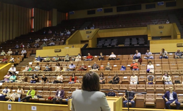 Председателят на БСП Корнелия Нинова взе участие в отчетно