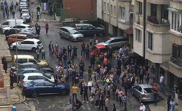 Стотина жители на столицата протестират под прозорците на блока, в