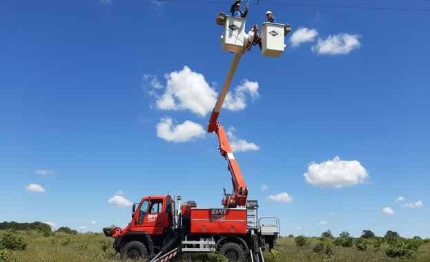 Електроразпределение Север монтира птицезащитни устройства дистанционери и изолатори по въздушните