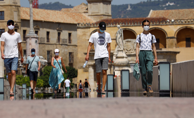 Продължават опитите на испанските власти да спасят туристическия сезон от