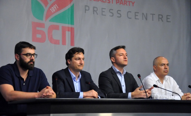 Правителството си купува време с новите социално икономически мерки смятат от