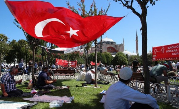 Властите в Истанбул поискаха нерегистрираните сирийци да напуснат града до два месеца