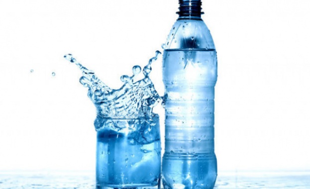 Бутилка с вода от 1 литър може да съдържа средно