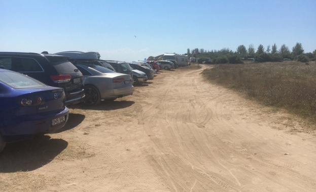 Министерството на туризма сезира МВР за масово паркиране върху дюни на плаж „Крапец-север“