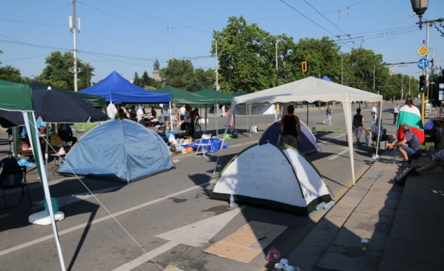 Продължават блокадите с палатки на протестиращи на булевард Цар Освободител