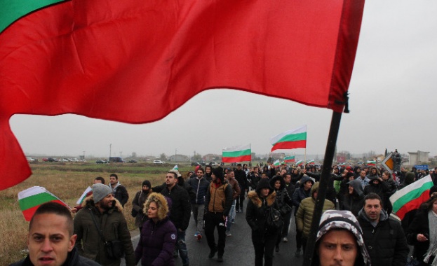 Във Велинград над 100 души протестират на площад Николай Гяуров