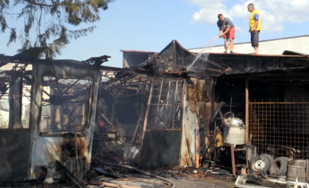  Бутилки с водород се взривиха след пожар в двора на къща в Кюстендил 