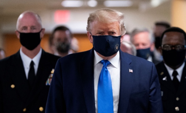 В САЩ вече съветват маска да се носи и вкъщи