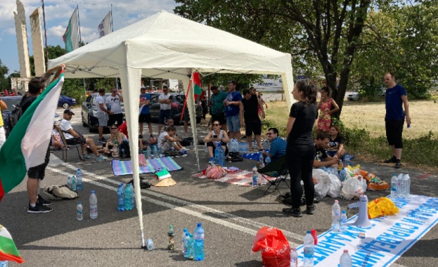 Вече 60 часа е блокиран пътят между Стара Загора и