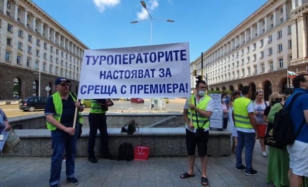 Туроператори туристически агенти и екскурзоводи членове на обединение Бъдеще за