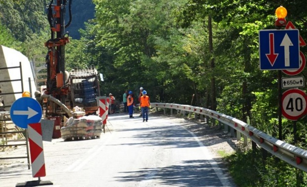 Една четвърт от 150 метровата подпорна стена на двете срутища по