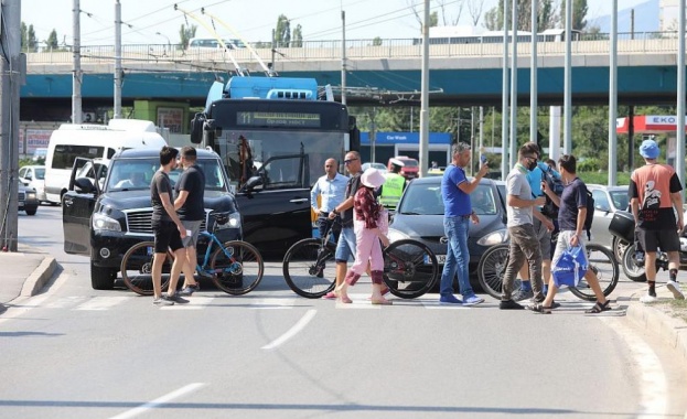 Група протестиращи блокираха пешеходна пътека на Кръговото на Четвърти километър