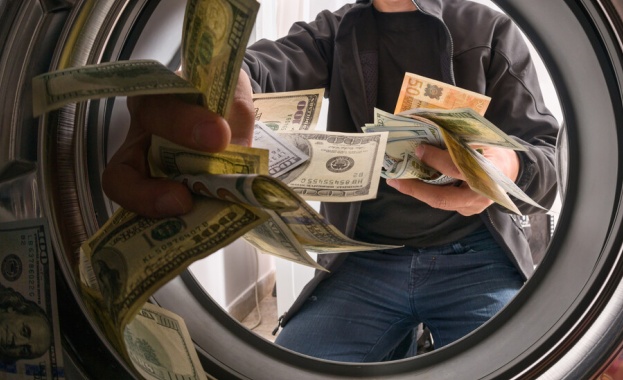 Над 300 световни политици укриват пари в офшорки сред тях