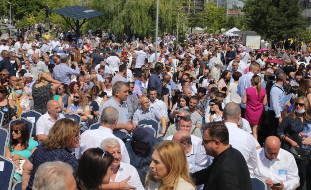 Премиерът Бойко Борисов бе посрещнат на крака и с бурни