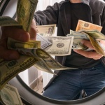 Кореец буквално изпра парите си, за да ги изчисти от коронавируса