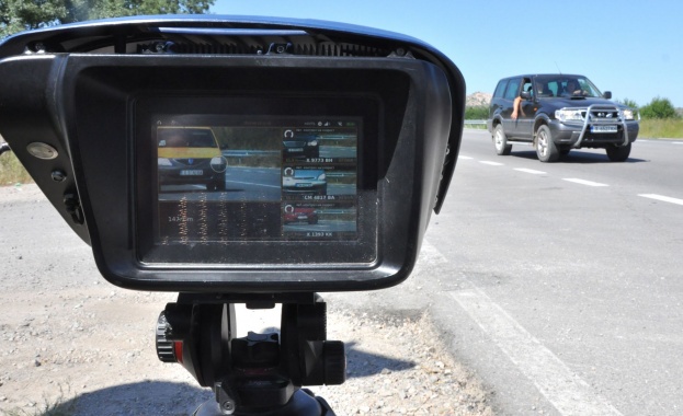 Рекорден брой актове на чужденци връчиха представители на КАТ по