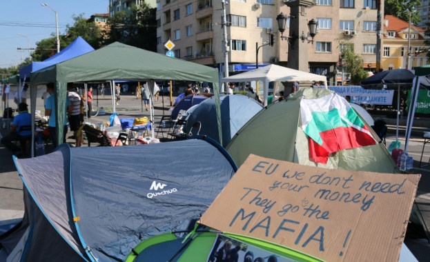 От седмици има масови протести срещу българското правителство Средствата от