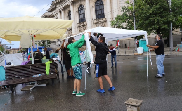 На 28 я ден от антиправителствените протести палатковите лагери в София